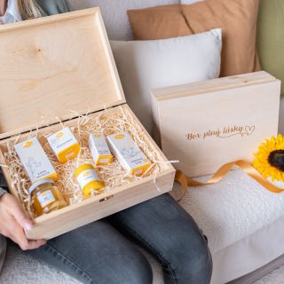 Už jste někomu darovali chvíli pro sebe? 🤔 Naše sada s přírodní kosmetikou potěší jemnými vůněmi, pečujícími produkty i...