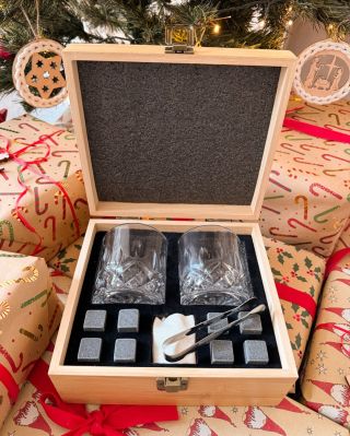 🎄✨ Tip na dárek pro něj ✨🎄 Hledáte dárek, který má eleganci a kousek osobního kouzla? Tato luxusní whisky sada v bambusové...